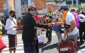 Turis Domestik Perdana di Masa Pandemi Corona Disambut Wagub   Bali