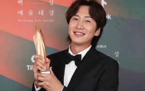 Tak Menyangka, Lee Kwang Soo Ngaku Tersedak Saat Menang Penghargaan di Baeksang Arts Awards 2020
