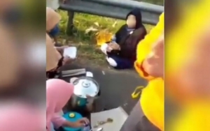 Viral Video Aksi Satu Keluarga Lesehan 'Piknik' di Bahu Jalan Tol Cipali