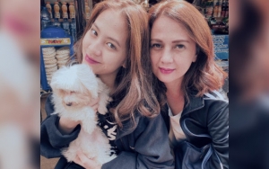 Adhisty Zara Bagikan Pemotretan Keluarga, Penampilan Sang Ibunda Paling Curi Perhatian