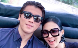 Gaya Kocak Syahrini Sulap Penutup Nasi Jadi Topi, Dipuji Mama Mertua