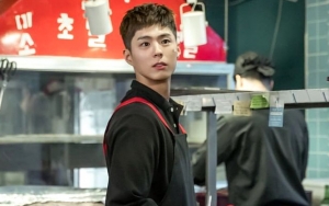 Rupawan di Atas Catwalk, Park Bo Gum Beber Usahanya Perankan Model Ganteng 'Record of Youth'