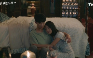 Kim Soo Hyun dan Seo Ye Ji Ngakak Parah Saat Syuting Adegan Romantis 'It's Okay to Not Be Okay' Ini