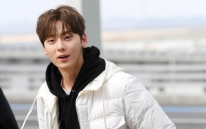 Baju Hwang Minhyun NU'EST di Sesi Baca Naskah 'Live On' Buat Fans Terkejut Karena Ini
