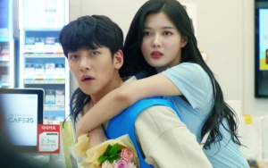 Pakai Baju Couple, Antusiasme Kim Yoo Jung di Lokasi 'Backstreet Rookie' Bikin Ji Chang Wook Gemas