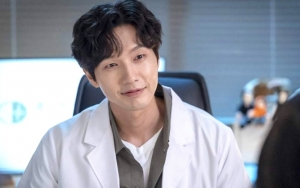 Sifat Asli Ji Hyun Woo di Lokasi 'Love Is Annoying But I Hate Being Lonely' Dibongkar Tim Produksi