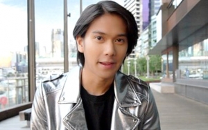 Penampakan Iqbaal Ramadhan Jalan Kaki Tenteng Sandal Putus Jadi Viral, Ramai Tuai Reaksi Histeris
