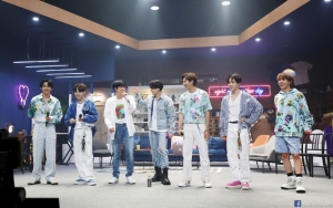 BTS Bahagia Banget Pulang Kerja Lebih Awal, Imutnya Jungkook Berkacamata Curi Fokus