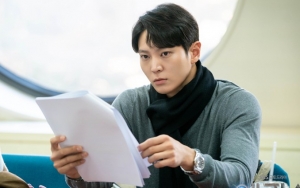 Joo Won Mempesona dalam Balutan Seragam, Kemampuan Akting Kembali Bikin Kagum Tim Produksi 'Alice'