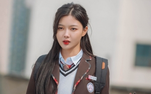 Kim Yoo Jung Umbar Pinggang Ramping di Postingan Baru Jadi Perbincangan