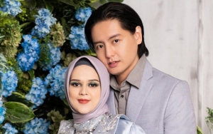 Bayi Roger-Cut Meyriska 'Pak Haji' Jago Silang Kaki, Aksi Depan Ka'bah Bikin Takjub