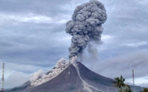 'Gunung Sinabung' Trending Usai Kembali Erupsi, Karo Sumut Mendadak Gelap Imbas Abu Vulkanik