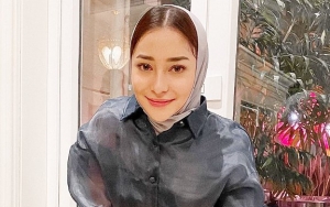 Nikita Willy Cantik Pakai Baju 'Zebra', Gaya Berhijab Nanggung Kembali Dikritik