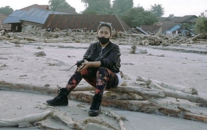 Jadi Korban Banjir Bandang, Evi Masamba Minta Doa Karena Keluarganya Belum Ditemukan 