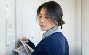 Kim Hee Sun Murung di Foto Adegan Terbaru, Kemampuan Akting Tuai Pujian dari Tim Produksi 'Alice'