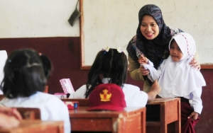 Selain Pegawai Swasta, Guru Honorer Juga Dapat Bansos Kerja Dari Pemerintah 