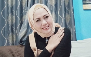 Ely Sugigi 'Sok Cantik' Pajang Foto Bareng Mantan Brondong dan Suami, Minta Maaf Tak Pakai Hijab