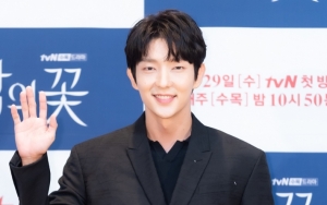 Lee Jun Ki Bikin Fans Gemas Bergaya Centil di Lokasi Syuting 'Flower of Evil'