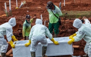 Terungkap, Ini Alasan Petugas BPBD Makamkan Jenazah Pasien COVID-19 Pakai Tangan