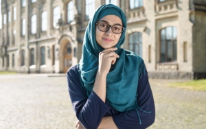 Bikin Wajah Tampak Lebih Cerah, Ini 8 Warna Hijab yang Sesuai Untuk Kulit Sawo Matang