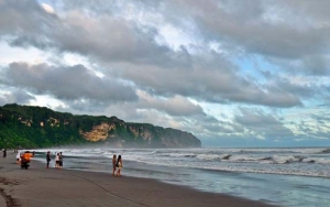 Insiden Wisatawan Tenggelam, Ini Penyebab Pantai Selatan Yogyakarta Bahaya Untuk Berenang 