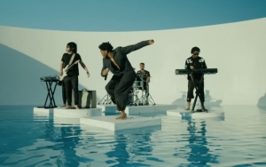 Gallant Bawakan 'Only One' Versi R&B Dalam MV Proyek Spesial Rayakan Anniversary Ke-20 BoA