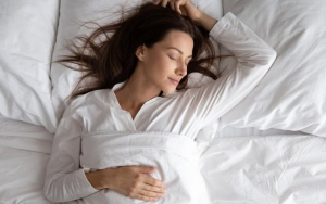 Dijamin Enggak Bikin Gerah, Ini 8 Tips Tidur Nyenyak Tanpa AC dan Kipas Angin di Tengah Cuaca Panas