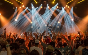 Inggris Gelar Konser Social Distancing Pertama di Dunia