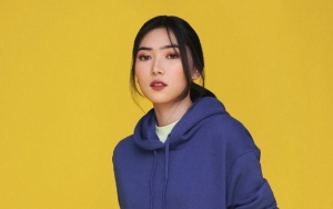 Isyana Sarasvati Pamer Foto Hitam Putih Kece Saat Manggung, Senyum Lebar Bikin Ambyar