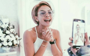 Nikita Mirzani Pamer Foto Menggoda Pakai Handuk, Disangka Tak Pakai Bawahan