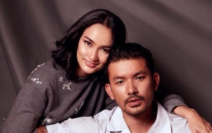 Atiqah Hasiholan dapat Kejutan Romantis dari Rio Dewanto saat Anniversary Pernikahan
