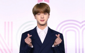 Stiker Ponsel Jin BTS Jadi Sorotan dan Picu Dugaan Ini