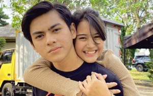 Sandrinna Michelle Alami Mimisan, Rey Bong Sigap Beri Bantuan
