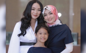 Zaskia Gotik Rela Dipanggil 'Aunty' oleh Imel, Baju Sirajuddin Kembari Jilbab Eks Istri Bikin Salfok