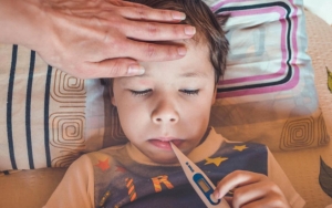 Bantu Proses Pemulihan, Ini 8 Asupan Sehat yang Bisa Diberikan Pada Si Kecil Saat Demam