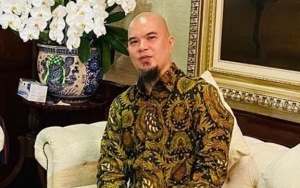 Ahmad Dhani Urusi Masalah Royalti, Penampakan 3 Pemilik Kepala Plontos Curi Perhatian