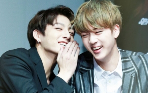 Jungkook BTS Bikin Syok Mendadak Cium Kaki Jin, Fans Gagal Paham