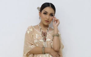 Ayu Ting Ting Pakai Mini Dress Pink dan Sepatu Boots, Netter Kompak Sebut Ariana Grande