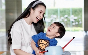 Sandra Dewi Ngakak Raphael 'Justin Bieber KW' Ugal-Ugalan Main Piano dan Nyanyi 'Despacito'