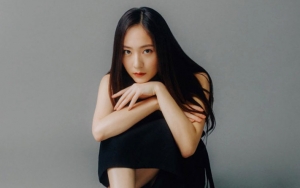 Krystal Posting Foto Berseragam Militer, Fans Makin Tak Sabar Nonton 'Search'
