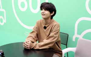 V BTS Mati-Matian Tahan Tawa Usai Bikin Tangga Properti Jebol