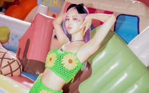 Rose BLACKPINK Pose Sensual Dikelilingi Bunga, Netizen Speechless Cantik Banget