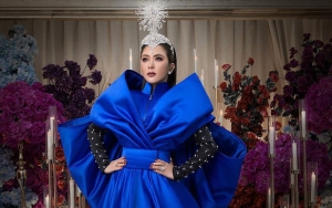 Syahrini Mati-Matian Pamer Gaun 30 Meter-Face Shield Cetar, Tetap Kalah Uwu dari Lesty-Billar?