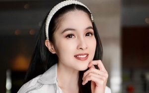ABG Banget, Gaya Cantik Sandra Dewi di Akhir Bulan Sambil Pamer Kaki Putih Mulus Bikin Iri