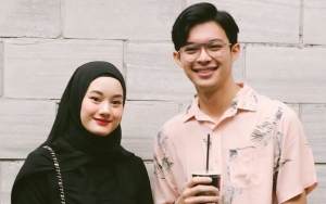 Dinda Hauw Cantik Berisi Pakai Baby Doll, Naluri Keibuan Gendong Gadis Kecil Bak Siap Hamil