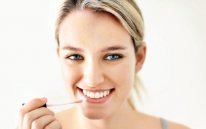 Sehat Mengkilap, 8 Rekomendasi Lip Gloss Ringan Dan Berkualitas Ini Akan Percantik Penampilan Kalian