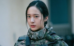 Kenakan Seragam Tentara, Visual Krystal di Foto Adegan 'Search' Sukses Bikin Takjub