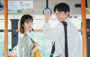 Shin Ye Eun Ajari Ong Sung Woo Senyum di Lokasi 'More Than Friends' Jadi Sorotan