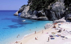 Wisata Di Pantai Sardinia, Turis Ini Didenda Rp17,5 Juta Gara-Gara Nekat Curi Pasir 