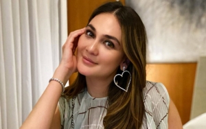 Pose Ngangkang Luna Maya Tuai Pro Kontra, Bikin Salah Fokus Sampai Dibilang Mirip Laki
